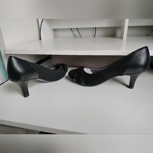 Black heels pump